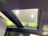 【サンルーフ】開放感たっぷりの希少装備、サンルーフが装着されています!車内に明かりを取り入れたり景色を楽しむ以外にも、車内の空気も簡単に換気できて快適です!