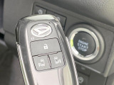 【キーフリーシステム】カバンやポケットに入れたままでもドアの施錠・解錠が可能なスマートキーを装備。エンジンのオン・オフ時もカギを取り出す必要が無いからとっても便利です♪