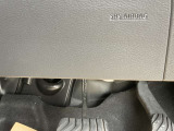 SRSニーエアバックシステム<運転席>はドライバーの脚部を受け止め、下肢の障害を軽減するとともに姿勢を維持することで、保護効果を高めます。