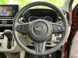 握りやすい形状のステアリングは、運転の楽しさを高めます。操作性にも優れており、スムーズなドライビングをサポートします。快適な運転体験を。