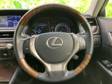 手に馴染む形状で、快適なドライビングをサポート。操作性にも優れ、運転の楽しさを高めます。