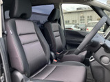 運転席からの視界は広く、運転しやすい環境です。落ち着いた色合いのシートが、快適なドライブをサポートします。上質な素材が、心地よい空間を演出します。