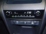【オートエアコン】設定した温度になるように車が自動で風量や吹き出し口、冷暖房の強さを調整してくれるエアコンです。一度温度を設定すれば、自動で快適な室温を保ってくれるので運転に集中しやすいですよ♪