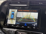 【バックガイドモニター】車両後方の映像をナビ画面に表示し、駐車などの後退操作をサポートします。