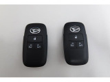 キーフリーシステムで電子カードキーを携帯していれば、ドアハンドルのリクエストスイッチを押すだけでドアロックを施錠・解錠できます。