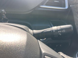操作しやすいウインカーレバー。確実な操作感で、安全な車線変更や右左折をサポートします。機能もシンプルで、誰でもすぐに使いこなせるでしょう。運転の信頼性を高めます。