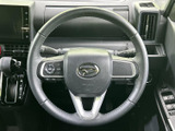 握りやすいステアリングは、運転操作をより快適にします。オーディオやハンズフリー通話も操作可能です。