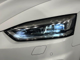●LEDハイビームが多数独立で存在し、ハイビーム時に対向車や前方を走る車の部分をロービームに切り替えが可能!!シーケンシャルウインカーも装備!!