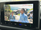 停車中には、TVの視聴をお楽しみいただけます。長距離移動の際の休憩時間に、リラックスした時間を過ごせます。