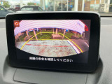ギアをRに入れるとバックカメラの画面になりガイドが表示されますのでバック時も安心してください。視覚は大事ですね!