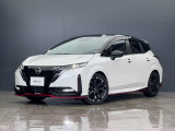 専用エアロパーツとレッドアクセントが目を惹くオーラ NISMO。スタイリッシュな2トーンカラーとスポーティーなデザインが際立ちます。