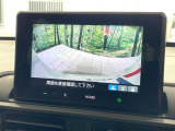 【バックカメラ】駐車時に後方がリアルタイム映像で確認できます。大型商業施設や立体駐車場での駐車時や、夜間のバック時に大活躍!運転スキルに関わらず、今や必須となった装備のひとつです!