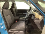 女性でも運転がしやすいように、シートの高さ調整機能(シートリフター)がついています。運転席と助手席の間が空いている為、助手席側への移動がスムーズです。交通量の多い道でも助手席側から乗り降りができます。