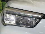 【LEDヘッドライト】悪天候や夜間走行時も良好な視界を確保し安心して運転できる高輝度LEDヘッドライトを装備!点灯速度が早く、消費電力も抑えられています。