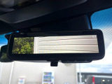 【デジタルインナーミラー】後席の大きな荷物や同乗者で後方が確認しづらい時でも安心!カメラが撮影した車両後方の映像をルームミラー内に表示。クリアな視界で状況の確認が可能です!