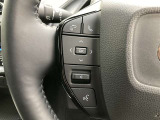 運転中、オーディオの操作をしてて、ハッとしたことはありませんか?ステアリングスイッチは、運転中でもハンドルでオーディオの操作が可能です。安全なドライブをサポートします。