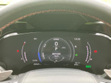 視認性の高いメーターで、運転に必要な情報を的確に把握できます。ドライバーの集中力を高める洗練されたデザインも魅力です。スポーティな印象も際立ちます。