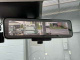 スマートルームミラーは、車両後方に設置されたカメラの映像を、ルームミラーに映し出すことで、死角をなくし、安全性を向上させることができます。また、夜間や雨天時でも、クリアな映像を映し出すことができます。