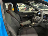 運転席の画像です。足元やシートまわりに余裕があり、リラックスした姿勢で運転が可能です。視界も良好で操作系へのアクセスもしやすく、快適で安心感のあるドライブをサポートします。