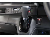 インパネシフトだから視線の移動も少なく足元もスッキリ♪運転席もゆったりしているのでゆとりを持ってドライブできますね!