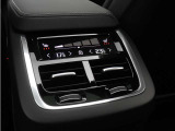 4ゾーン・フルオートマチック・エアコンディショナーにより、前両席および後席左右でそれぞれ個別に温度設定することができます。シートヒーターはフロントシートだけでなくリアシートにも装備されています。