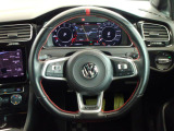 Volkswagen全車共通の上質な本革を使用した手触りのしっとりとしたステアリングです。唯一素肌が触れるハンドルは上位モデルと同じ握り心地になっております。