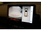 【全方位カメラ】 車の前後左右に取り付けられたカメラで、視線やバックモニターでは死角となる前方や真横も確認できます。狭い駐車スペースもスムーズに駐車できます。