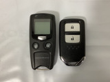 スマートキーを装備しています。鍵を差し込むことなくドアロックの開け閉めと、スタートボタン操作でのエンジンスタートができます。加えて、純正リモコンエンジンスターター用の操作キーもついています。
