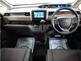 運転にかかわる様々な操作を安全に行えるように視点移動が少なく、操作性に配慮されたスイッチ類が凝縮されたコクピットです。