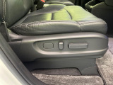 【運転席10WAYパワーシート】リクライニングからシートリフターまで、スイッチ一つで簡単にシートの微調整が可能!自分に最適なシートポジションにセットして、快適なドライブをお楽しみください。