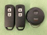 スマートキーを装備しています。鍵を差し込むことなくドアロックの開け閉めと、スタートボタン操作でのエンジンスタートができます。加えて、純正リモコンエンジンスターター用の操作キーもついています。