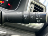 雨天時でもクリアな視界を確保できるワイパーレバー。運転の安全性を高める重要な装備です。