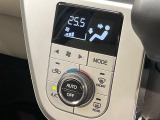 【オートエアコン】一度お好みの温度に設定すれば、車内の温度を検知し風量や温度を自動で調整。暑い&hellip;寒い&hellip;と何度もスイッチ操作をする必要はありません。快適な車内空間には必須の機能ですね♪
