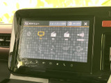 ラジオやCD、USBなど、様々なメディアに対応。お好みの音楽を車内で楽しめます。直感的な操作で、簡単に楽曲を選べます。