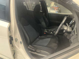 運転席、助手席です。座面も広くゆったりと座れてアームレストも付いているので重宝します。