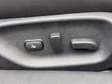 運転席には、シート位置やリクライニングを電動で細かく調整できるパワーシートを装備。ドライバーの体型に合わせた最適なドライビングポジションを、スイッチ操作で容易に設定できます。