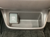 アクセサリーソケットはUSBのアダプターなどをつければ、スマホの充電にも使えます。周辺には物が置けるボックスがついています。