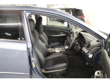 ブラックの落ち着いた内装。運転席&助手席パワーシートを装備。快適なドライビングポジションをすぐに再現できます。