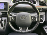 握りやすいステアリングで、快適な運転操作を実現。操作性にも優れており、運転の楽しさを向上させます。