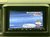 停車中に楽しめるTV機能付き。長距離移動や待ち時間も快適に過ごせます。家族や友人と楽しい時間を共有できる便利な装備です。