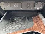 携帯電話を充電できます。