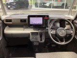 運転席に座っていただくと、視界の良さや室内の広さを体感していただけます。