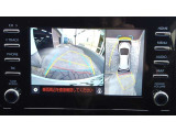 パノラミックビューモニター付きです。車両を上から見たような映像をディスプレイオーディオ画面に表示。運転席からの目視だけでは見にくい、車両周辺の状況をリアルタイムでしっかり確認できます。