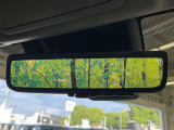 【デジタルインナーミラー】後席の大きな荷物や同乗者で後方が確認しづらい時でも安心!カメラが撮影した車両後方の映像をルームミラー内に表示。クリアな視界で状況の確認が可能です!