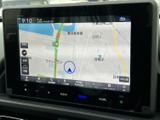 見やすい地図画面で、運転中のナビゲーションをサポート。周辺道路情報も確認でき、スムーズな移動を支援します。