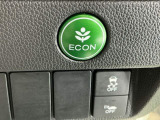 【eコンスイッチ】低燃費運転をサポートするECONモード。スイッチをONすると、エンジンやトランスミッション、A/Cなどを協調制御し、燃費の向上に貢献。エコドライブの効果を高めます。