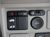 ◆片側電動スライドドア◆狭い駐車場でも乗り降りが楽々♪お子様が隣の車にドアを当ててしまう心配もございません!小さなお子様連れの方もこれで安心。