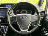 握りやすいステアリングは、運転操作をスムーズにします。快適なドライビングポジションを確立し、長距離運転でも疲れにくいでしょう。