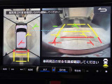こちらのバックカメラは画面にラインが表示されておりますので、バック時のクルマの進行方向の目安になります。より高いレベルで車庫入れをサポートする、便利な機能ですね。