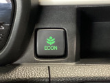 ECON モードをON にするとアクセルペダルの動きに対するエンジンの反応とエアコンの制御を切り換えることで、燃費のいい運転をするドライバーがペダルを踏んだ時と同じようにエンジンを制御します。